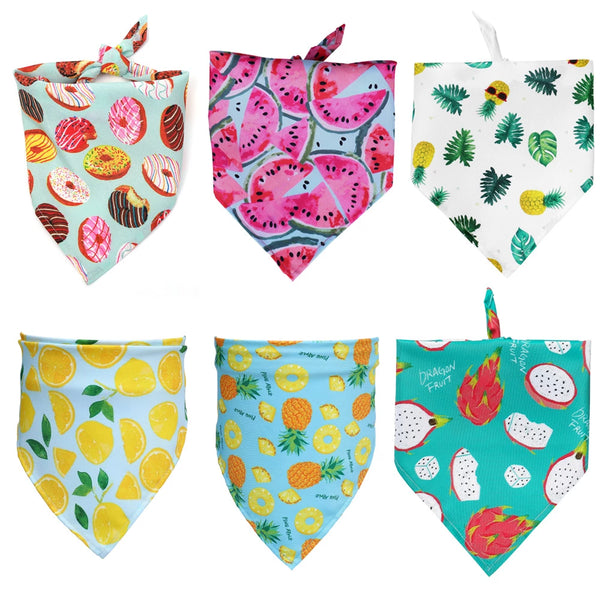 Quatre foulards à imprimé coloré