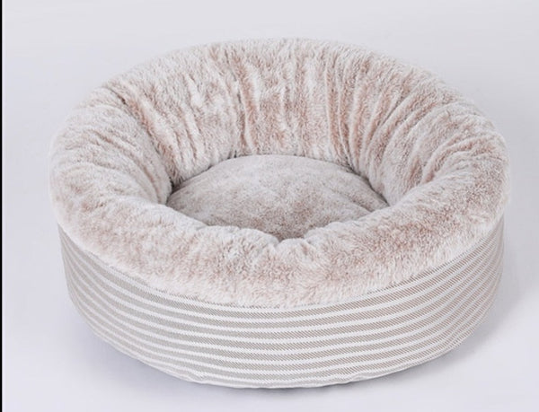 Warm cuddly bed with extra thick edge